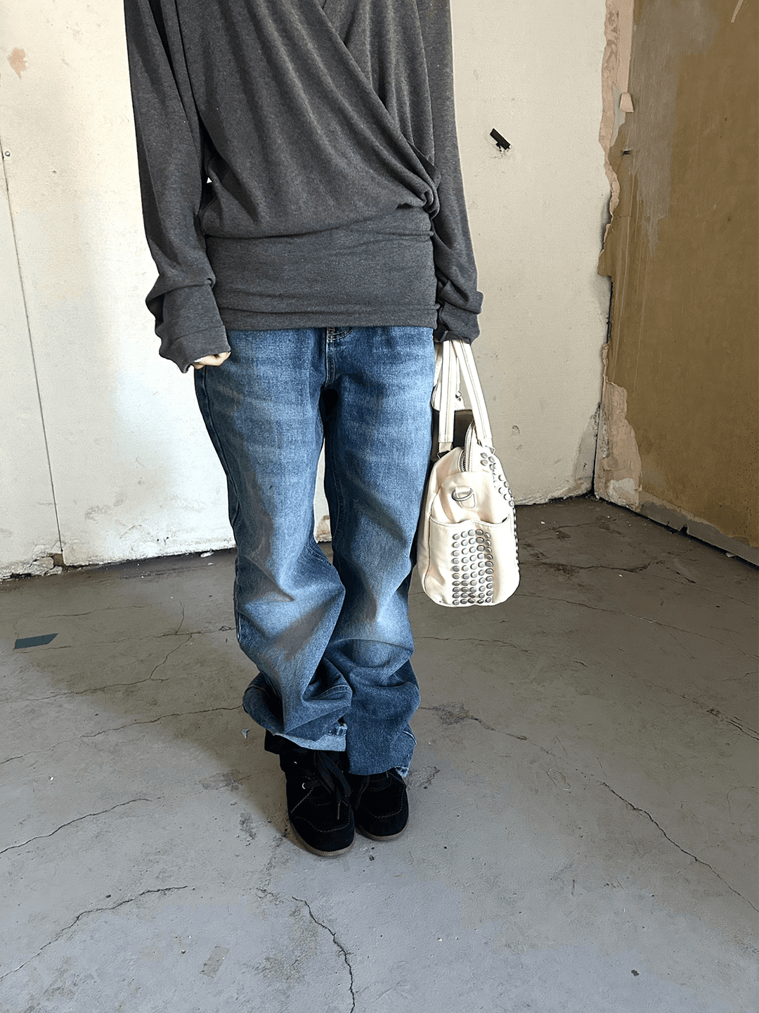 MID-WASH STRAIGHT JEANS