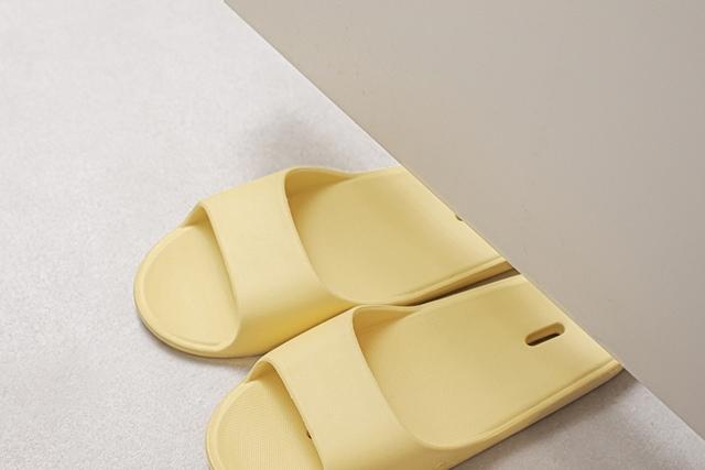 [단독특가] 1+1 문에 안걸리는 양발 플랫 욕실화 4color