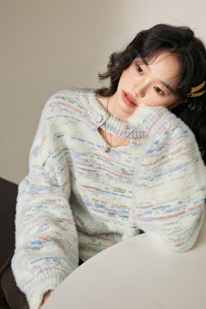 [KUOSE] 쿠오세 여성 바이브런트 멀티 캔디 스트라이프 펀칭크루넥  앙고라 니트스웨터