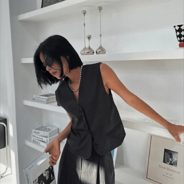 [당일출고] 모던 스트라이프 베스트 (y2k 매니쉬 시크 포멀)