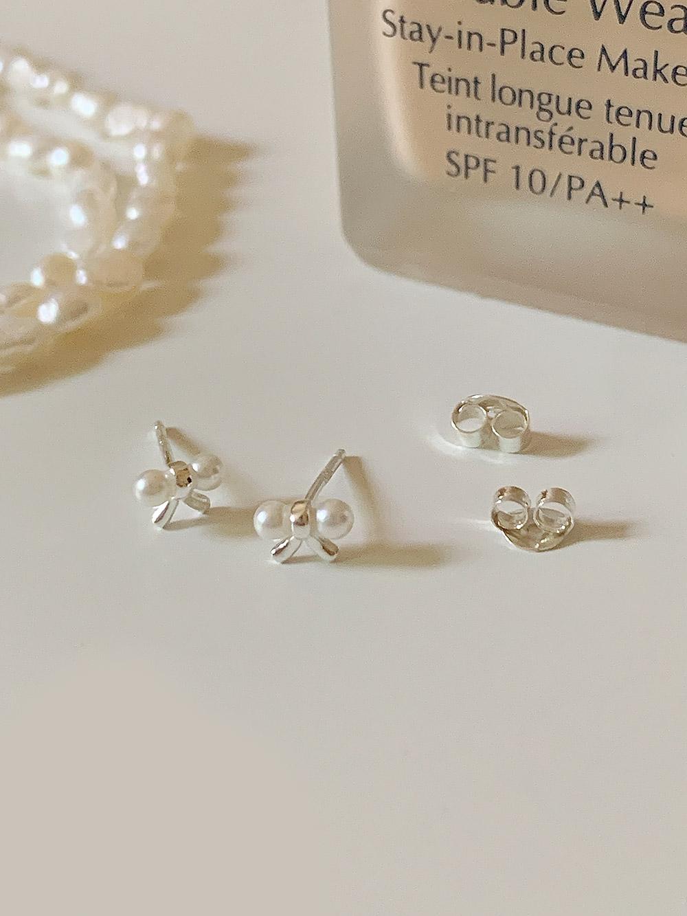 [쿼먼트] 실버925 앵두 리본 진주 포스트 귀걸이