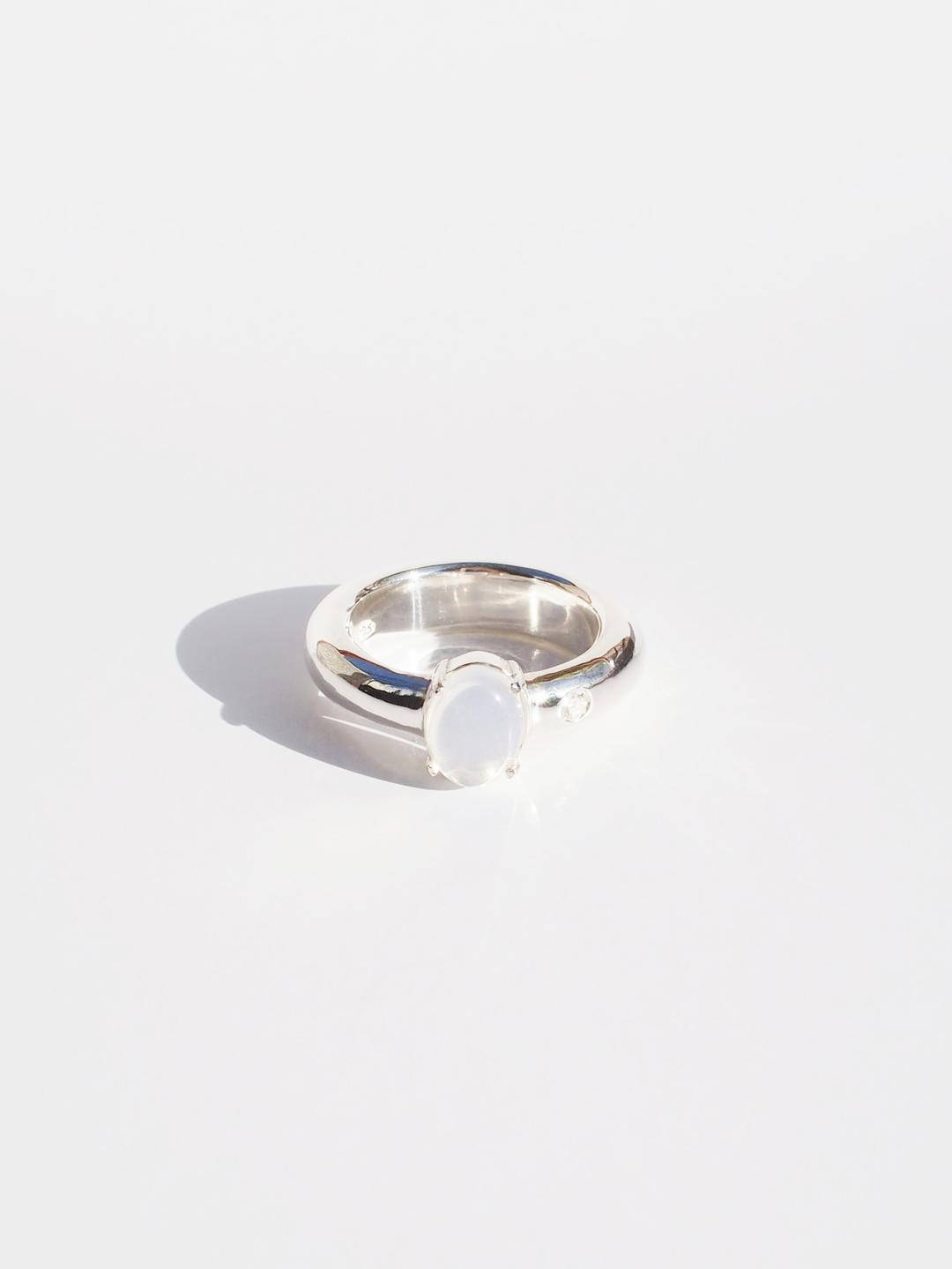 Pot ring _ white opal