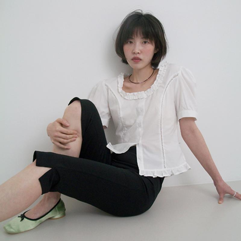 프롬비기닝 캐네스 프릴 스퀘어 블라우스 (2color) (블라우스 하객룩 반팔블라우스 여름하객룩 휴양지 여름블라우스 프릴블라우스 여름 휴양지룩 출근룩)