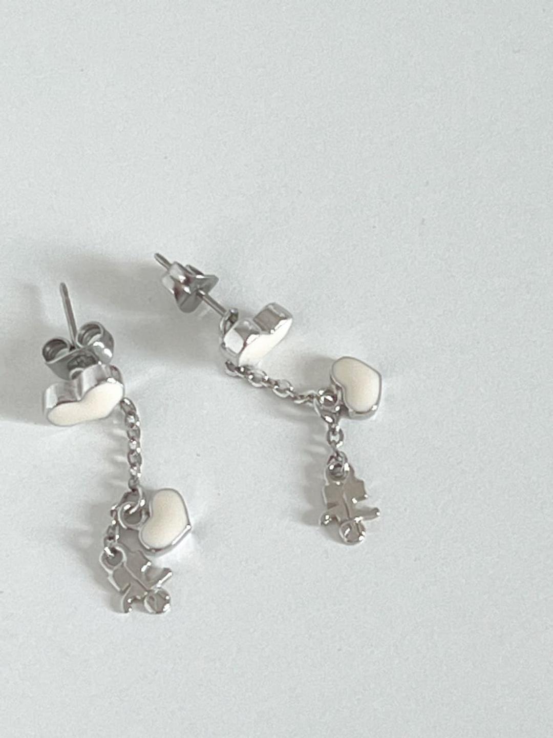 courreges / 꾸레쥬 아이보리 하트 드롭 귀걸이 | 후루츠패밀리