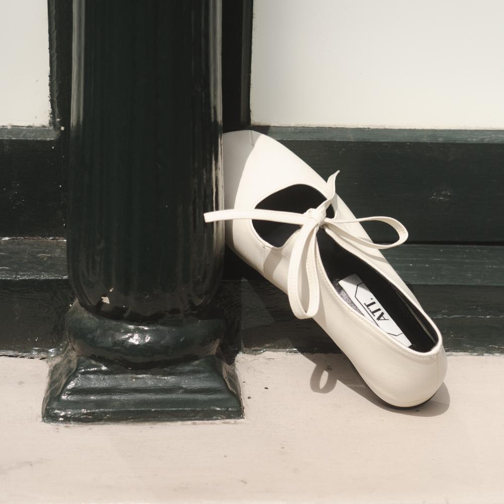 Ribbon tie flat
