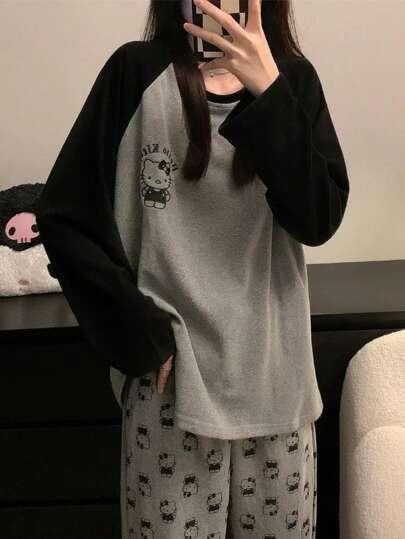 Sanrio 여성용 귀여운 카툰 패턴 플리스 따뜻한 헬로 키티 파자마 세트, 긴 소매 크루넥 탑과 바지 포함, 편안한 여유 있는 핏, 봄, 가을, 겨울에 적합