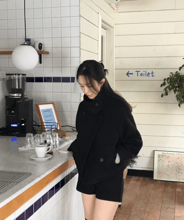 데이아워 로에 부클 하이넥 더블버튼 누빔 숏 코트