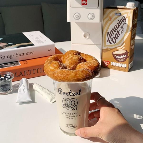 홈카페 프레첼&소금빵 레터링 내열유리컵 380ml 물컵 우유잔 맥주잔 집들이 신혼집선물