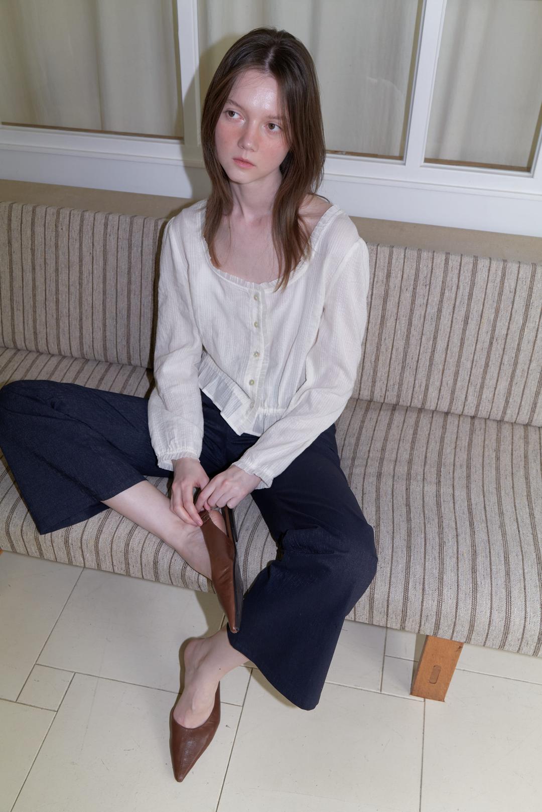 U-neck frilled blouse - Cream