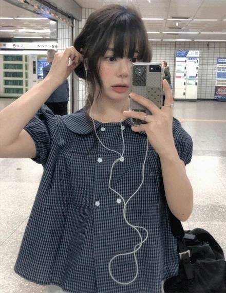 [러블리/아방핏] 브링타 둥근카라 플라워 버튼 체크 블라우스