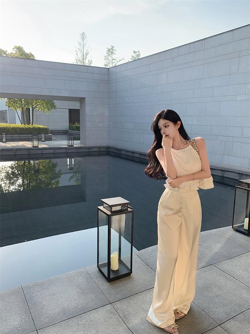 에르드쥬 새틴 드레이프 스트레이트 롱 팬츠 & 주름 홀터넥 백리스 크롭 탑 (2color)