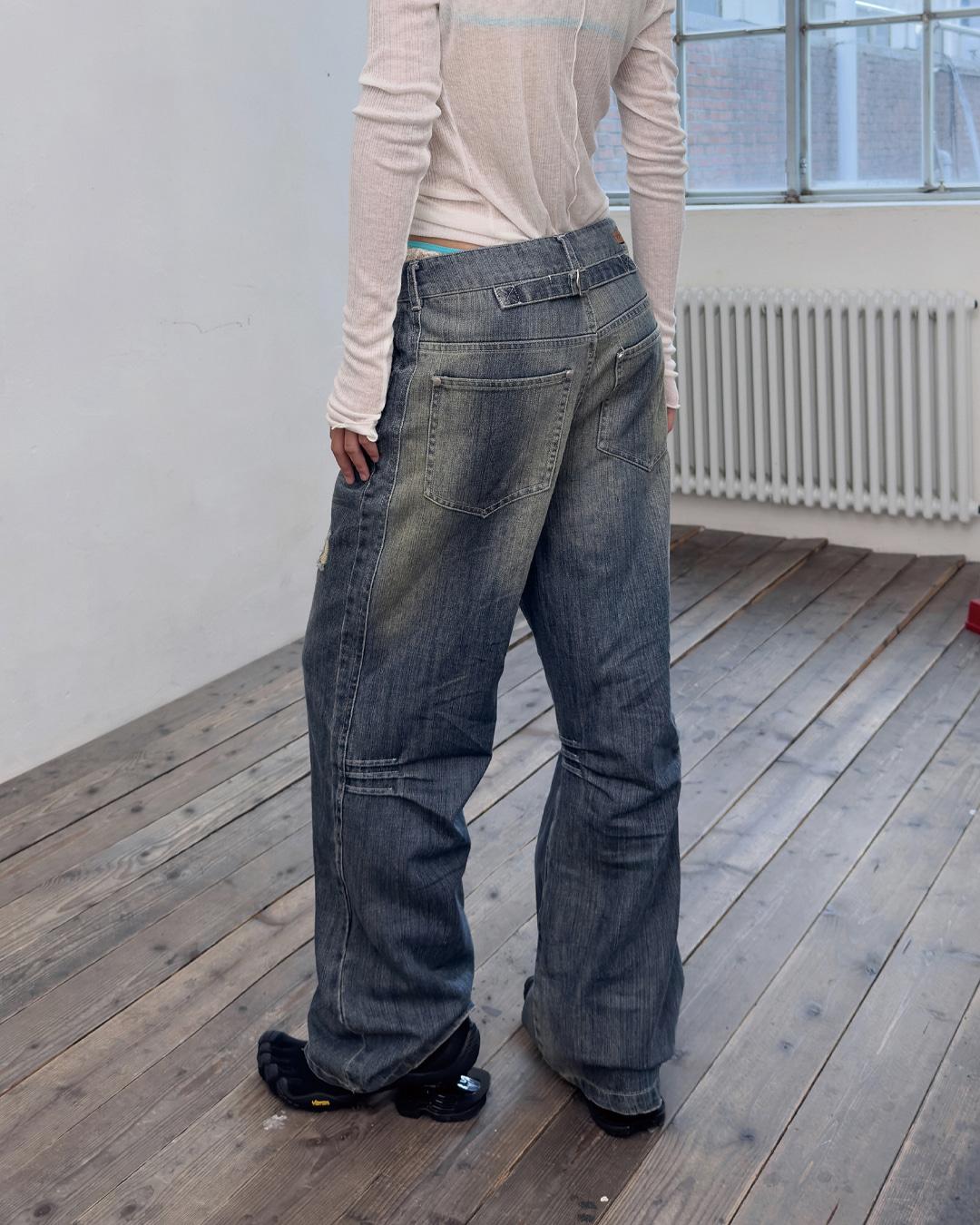 [4/3예약배송/S사이즈추가] CINCH BACK CURVED JEANS-BLUE