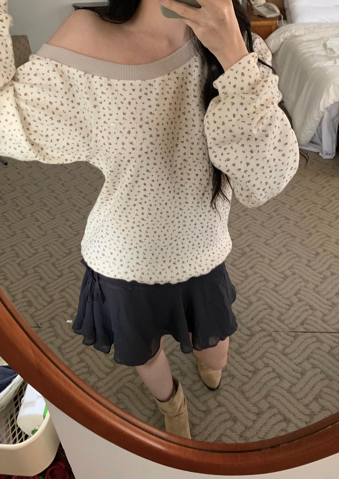 Pale off sholder sweatshirt (cream flower)