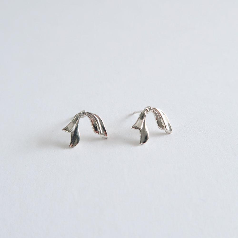 Ribbon petal earring