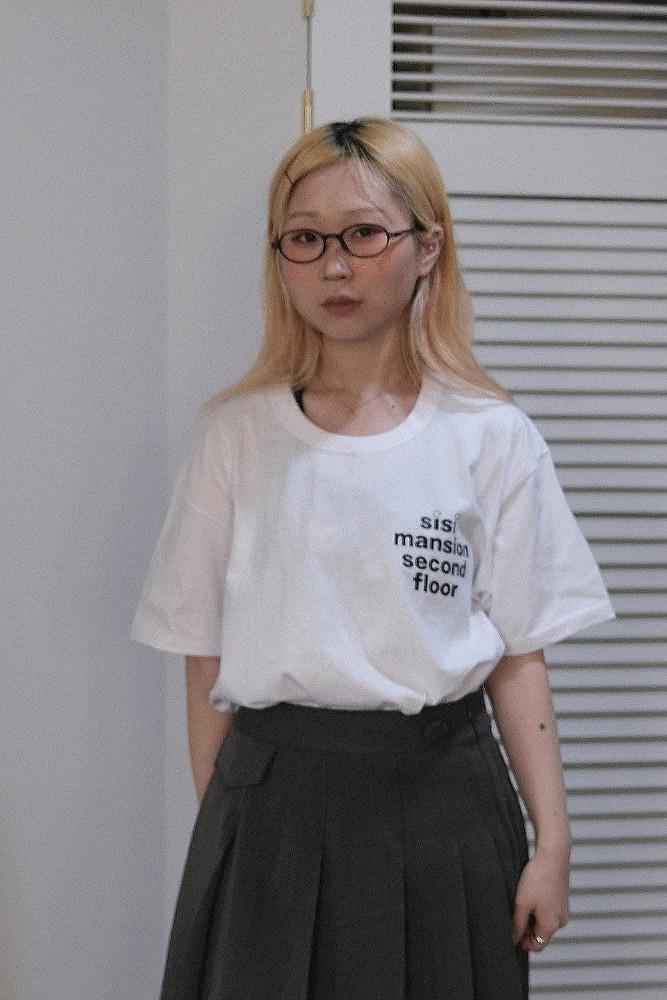 sisi mansion second floor half T-shirt (white)
