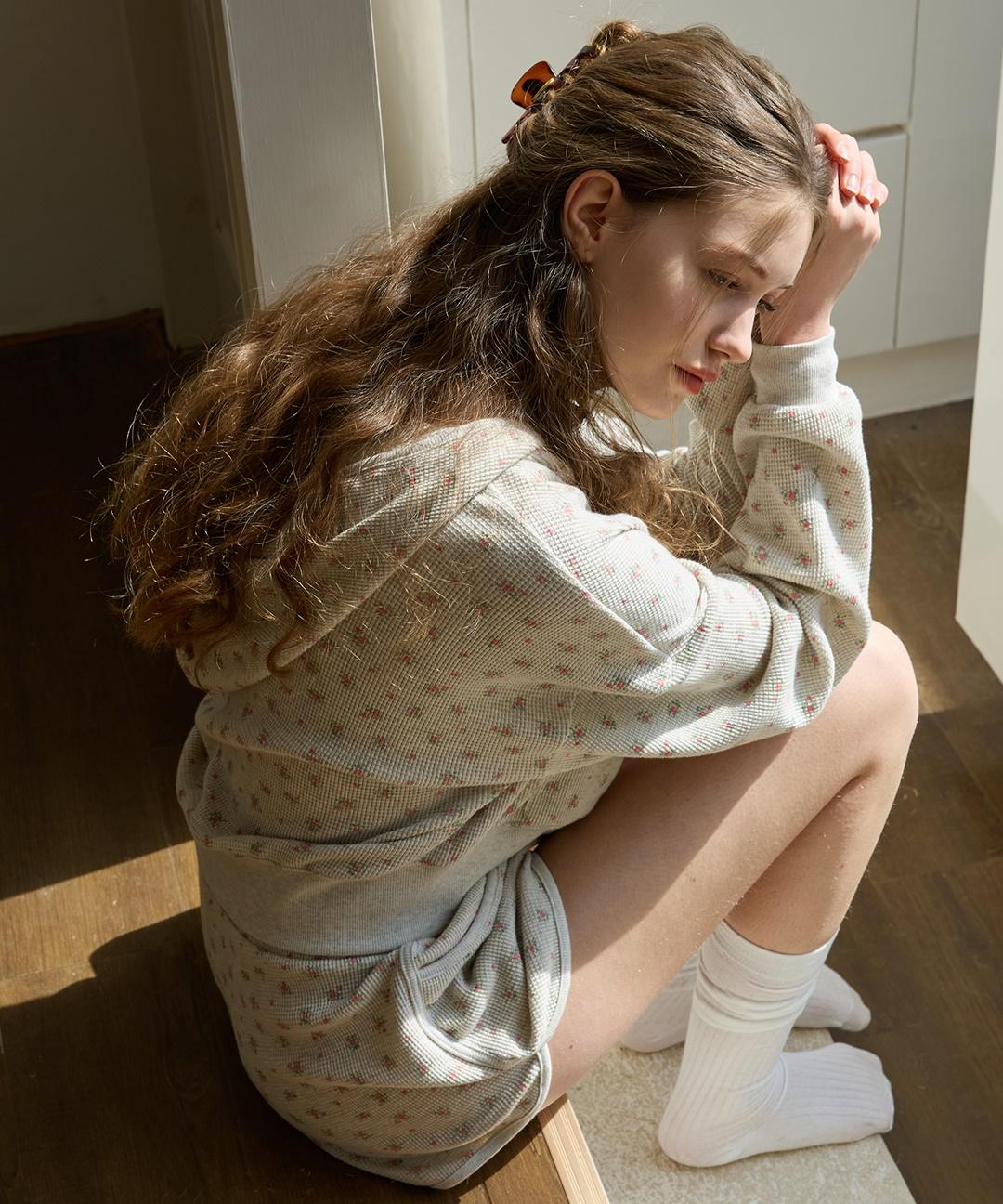 레터프롬문 [트와이스 나연 착용] 앤디 플라워 와플 후드 집업 ( 2 colors )