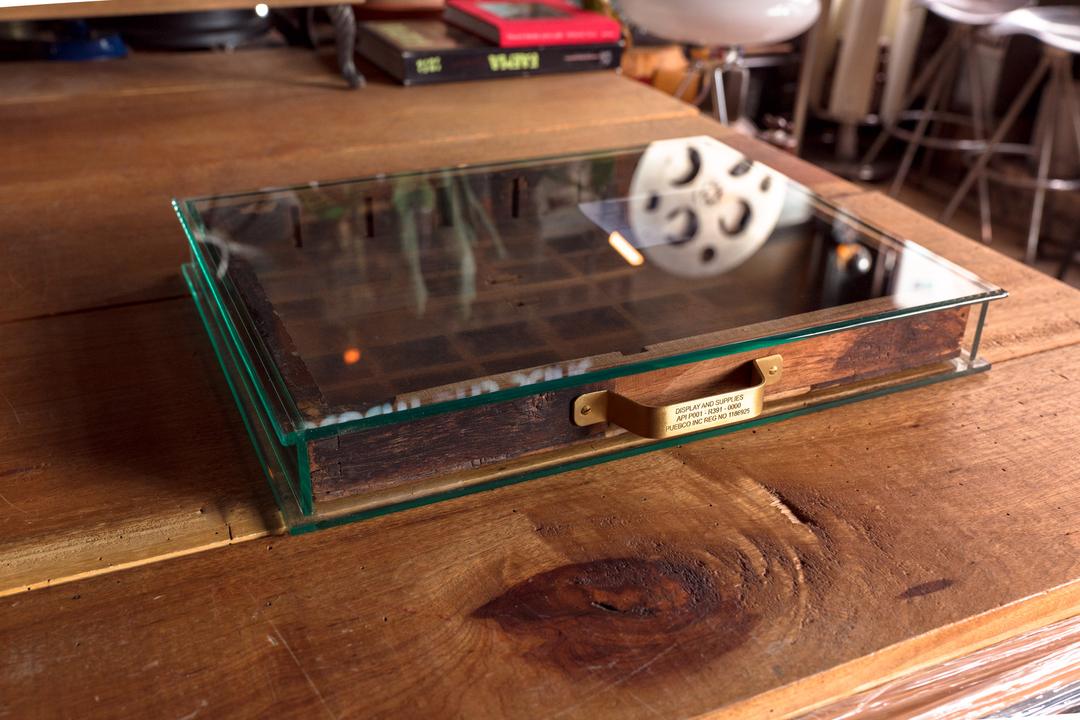 푸에브코 PUEBCO / GLASS DISPLAY CASE WITH VINTAGE DRAWER