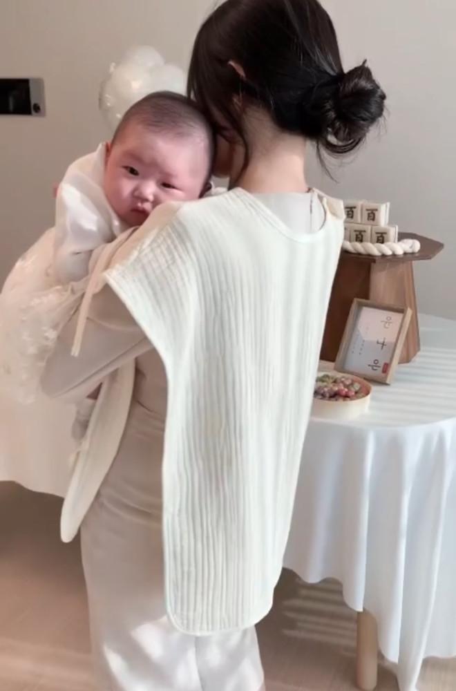 우쭈쭈베이비 엄마턱받이 트림패드 아기 침받이 수유가리개 외출용 육아방탄조끼