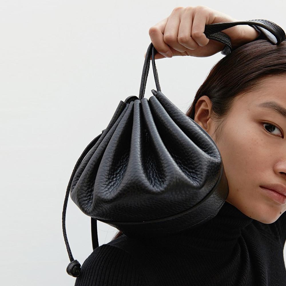 [지수] ZISOO 쥬트 플리츠 백 _ 블랙