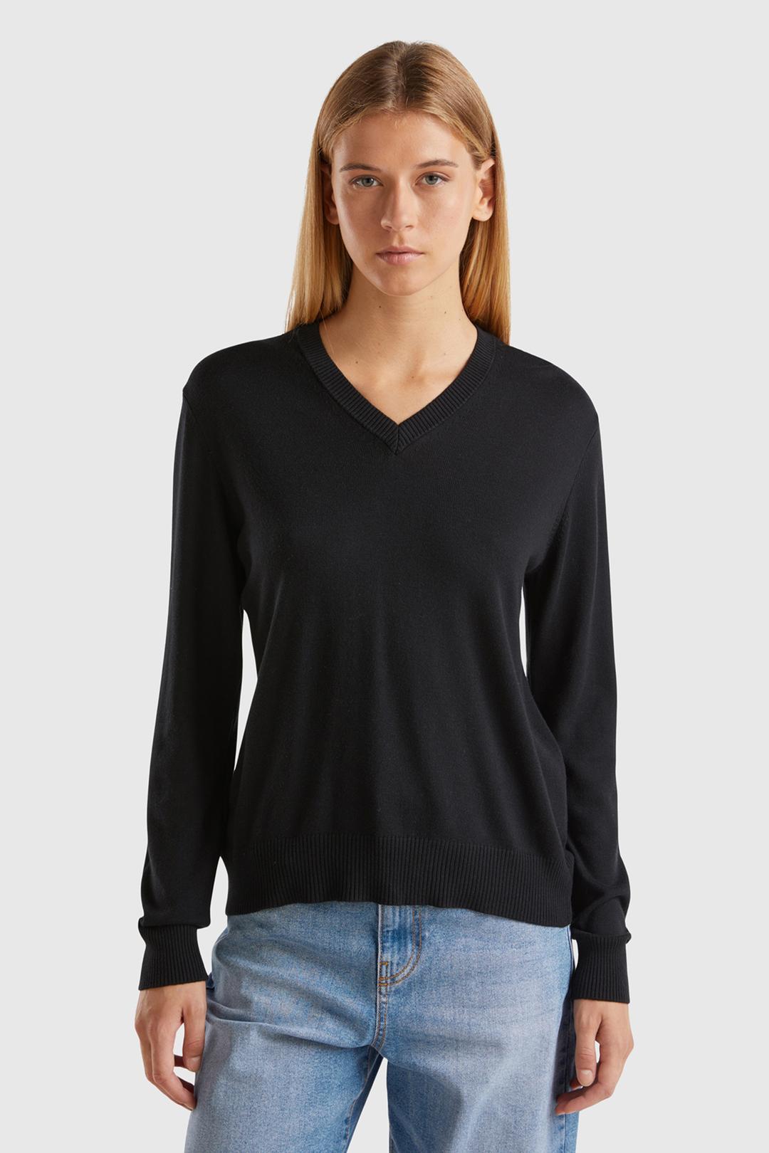V neck long sleeved sweater