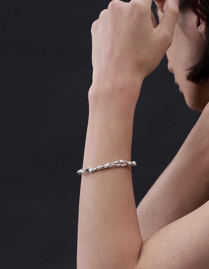 SENSE OPTIC) Deep crease buckle bracelet