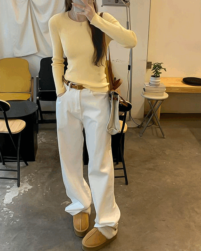 깔끔하고 심플한 슬림핏 긴팔 니트