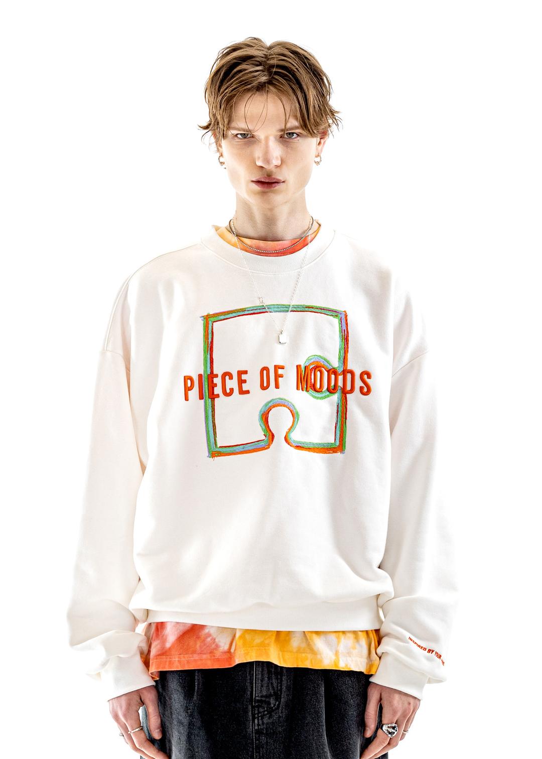 [UNISEX] WHITE COLOR PIECE EMBROIDERED SWEATSHIRT