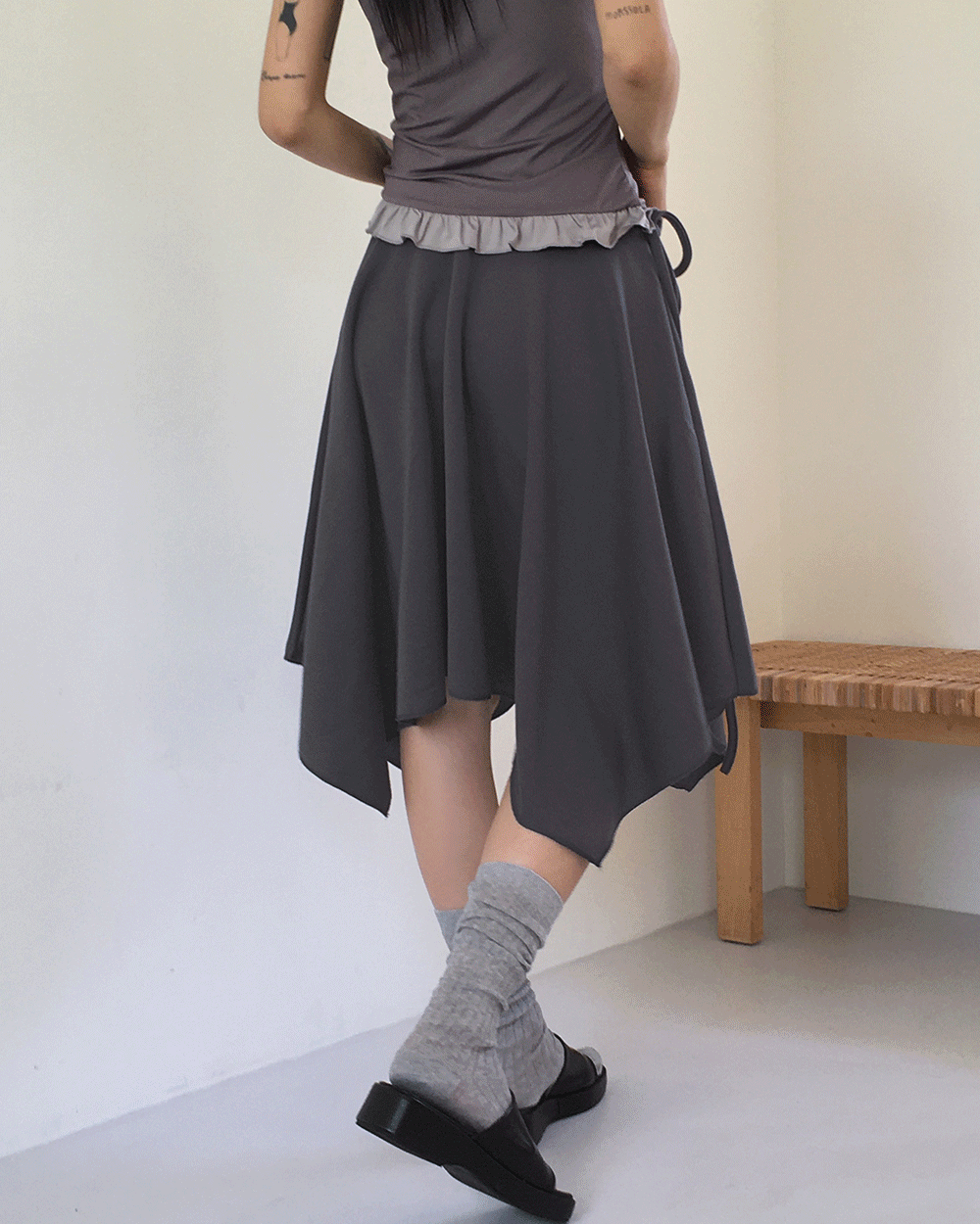 원더원더 파벨 리본 스트랩 언발 컷팅 미디 스커트