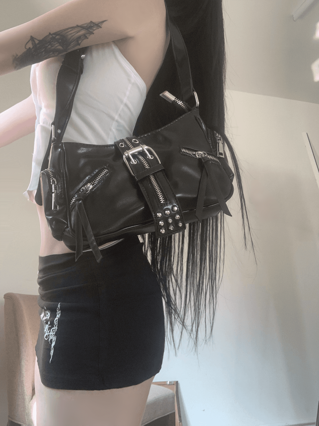 Gate eyelet buckle shoulder bag
