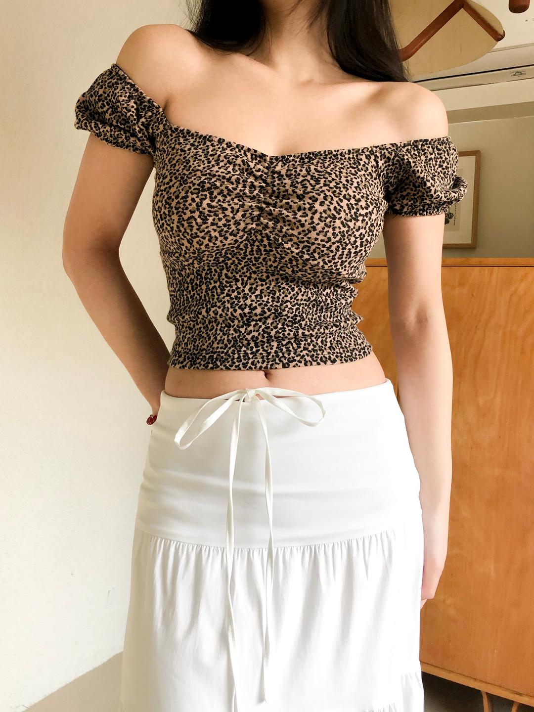 Leopard Volume Top (2color)  볼륨을 선사하는 레오패드 탑.