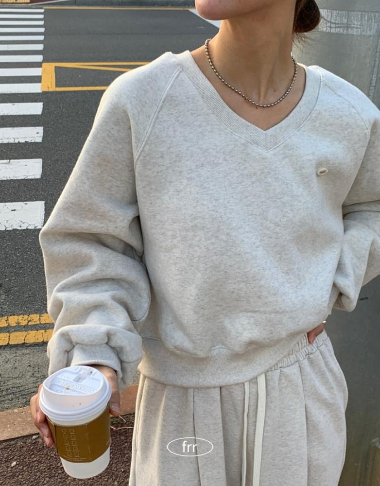 양기모 브이넥 루즈핏 펜던트크롭 맨투맨티셔츠