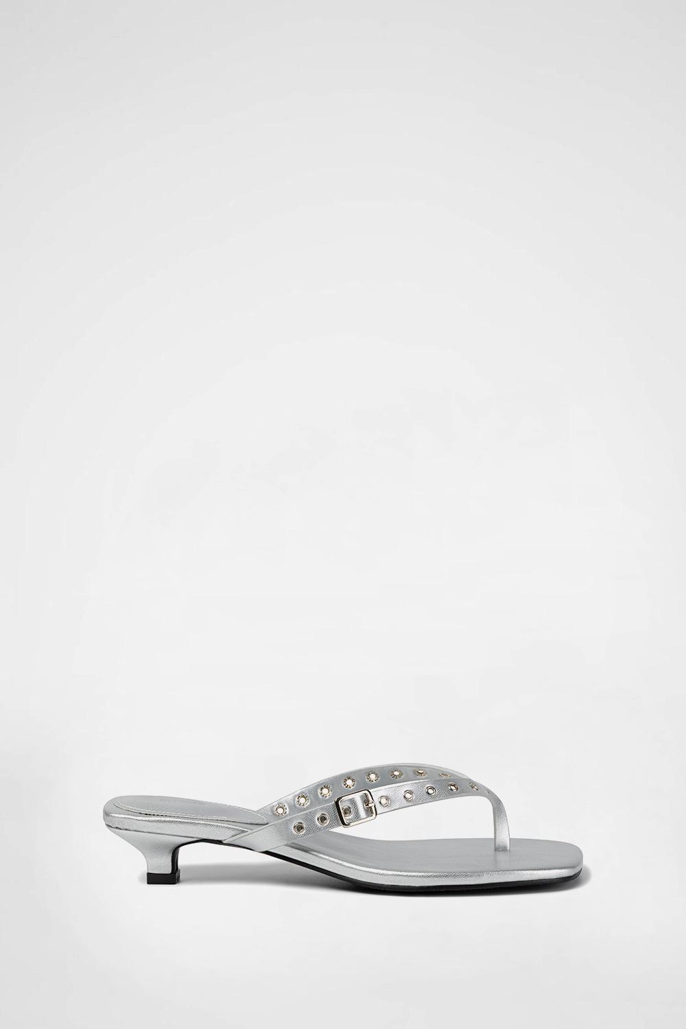 EYELET KITTEN FLIP-FLOP / SILVER