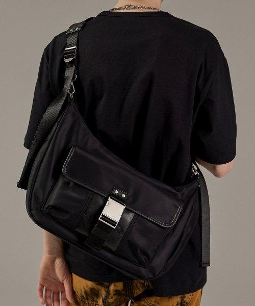 BUCKLE STRAP HOBO BAG