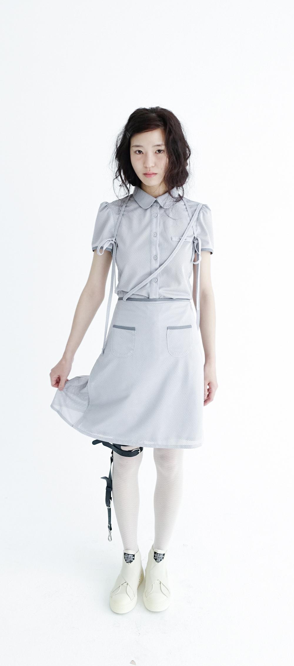 [fa.er.ie] mesh ribbon half blouse (grey)