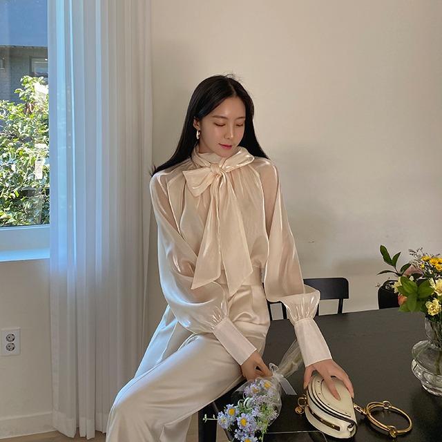 블랑 새틴 넥스트랩 블라우스