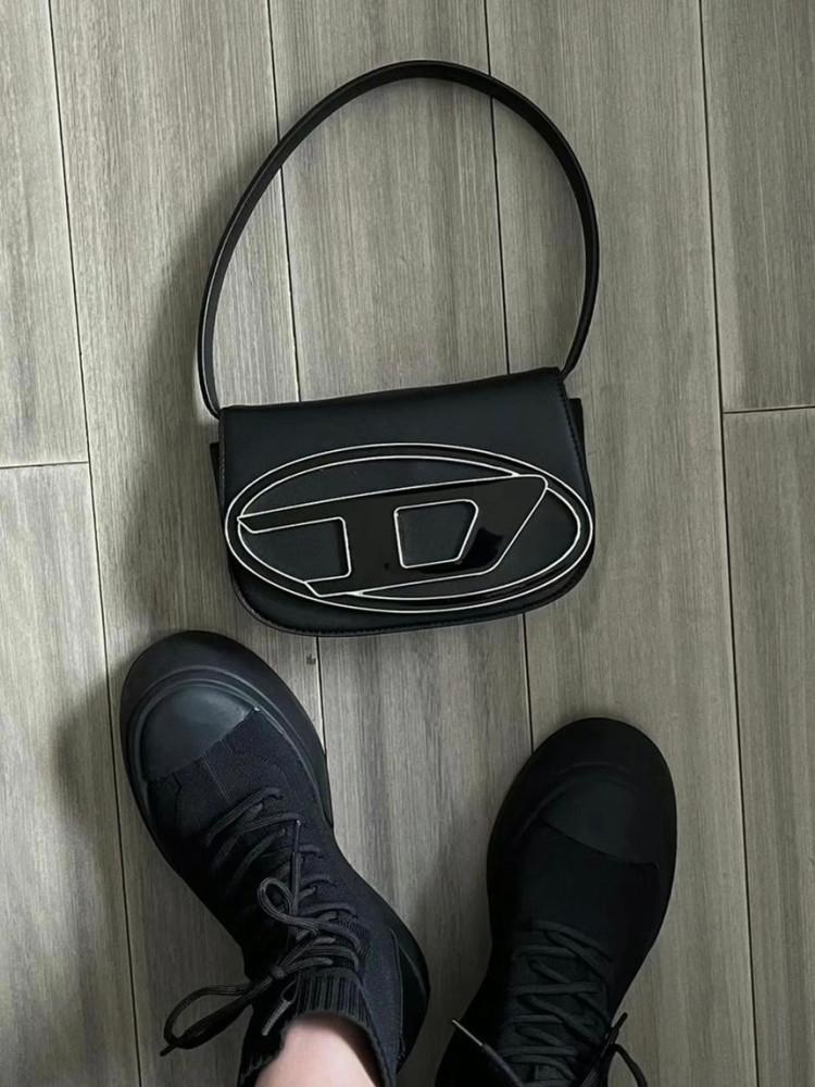 디젤 D로고 나파 가죽 숄더백 X08396PR818