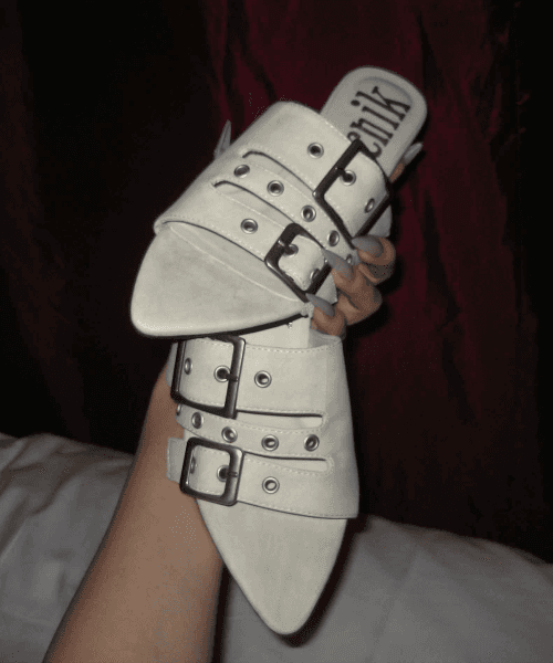 r. 907  three belted heels  / ivory