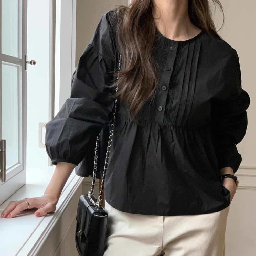 봄 new 여자 루즈핏 라운드넥 레이스 셔링 플레어 퍼프 단추 블라우스 (아이보리,블랙)