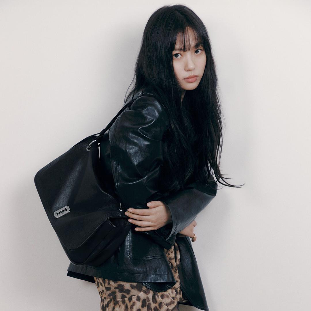 [고민시 PICK] Perfec Talk About It Flap Shoulder L (퍼펙 톡 어바웃 잇 플랩 숄더 라지)_2colors