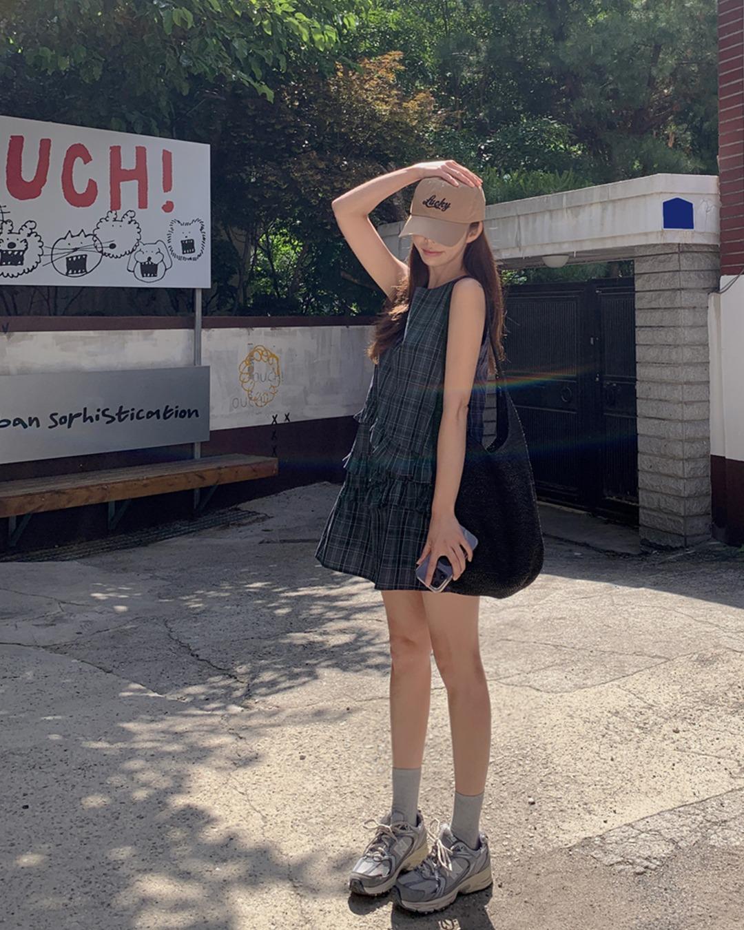 곤 체크 프릴 미니 원피스(원피스 미니원피스 프릴원피스 체크미니원피스 a라인원피스 나시원피스 나시미니원피스 체크패턴 패턴원피스 여름나시원피스 여름원피스)