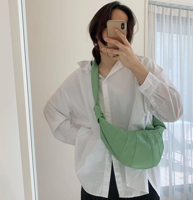 고퀄 가죽 리버블 반달 크로와상 크로스백