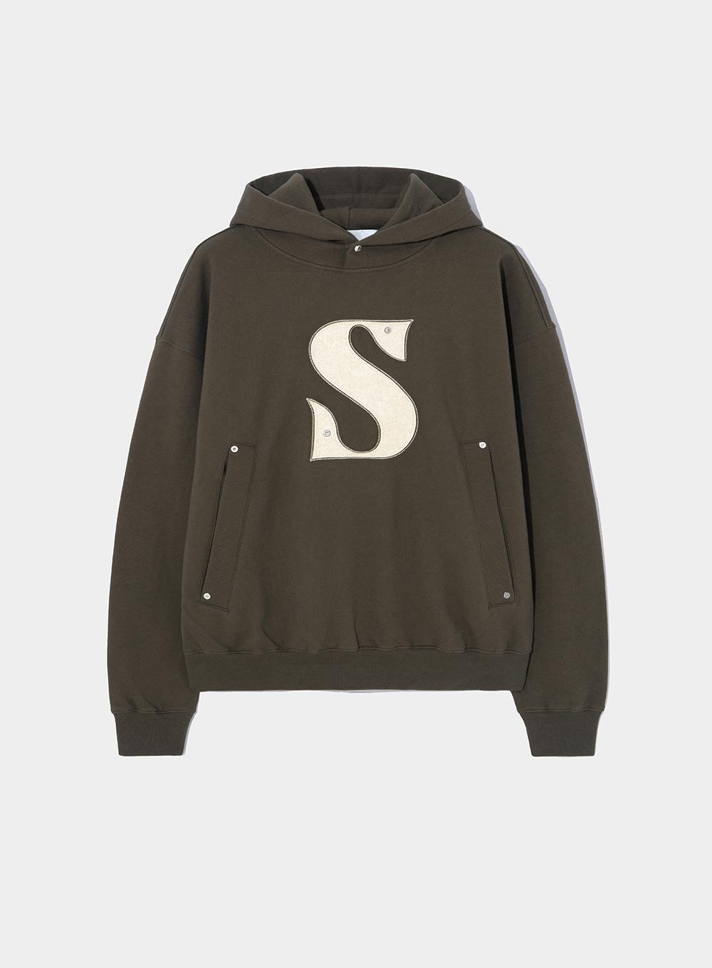 [10월 31일 예약배송]Rivet Applique Pocket Logo Hoodie - Brown Sugar