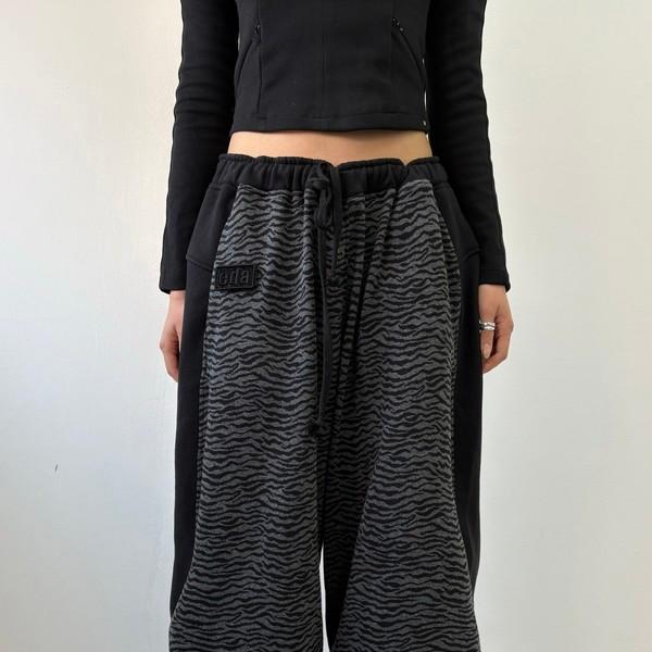 ZEBRA OVER SWEATPANTS