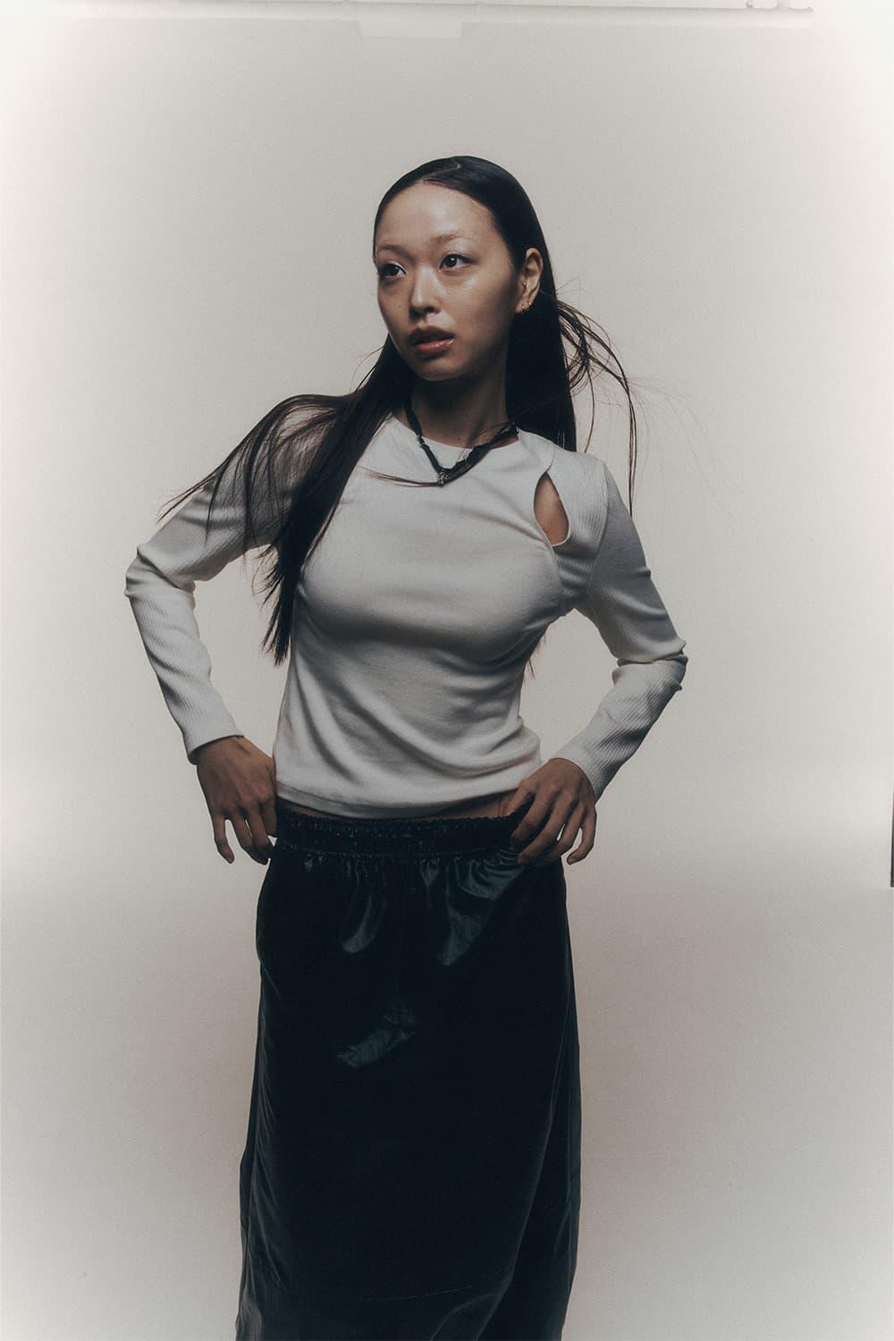 네이비카운티 슬림 어깨 컷 아웃 탑 티셔츠 에크루 | 후루츠패밀리