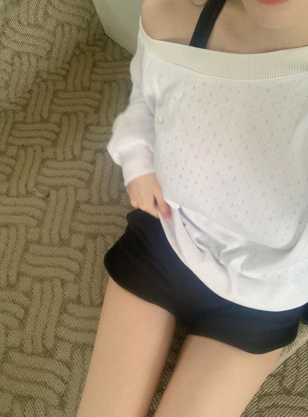 Pale off sholder sweatshirt (white)