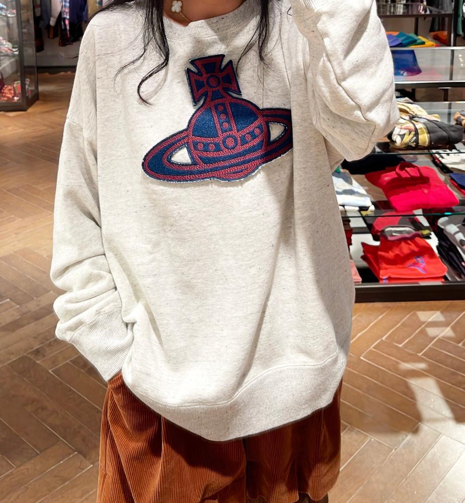 비비안웨스트우드 레드라벨 빅 ORB 로고 와펜 맨투맨(라이트그레이)