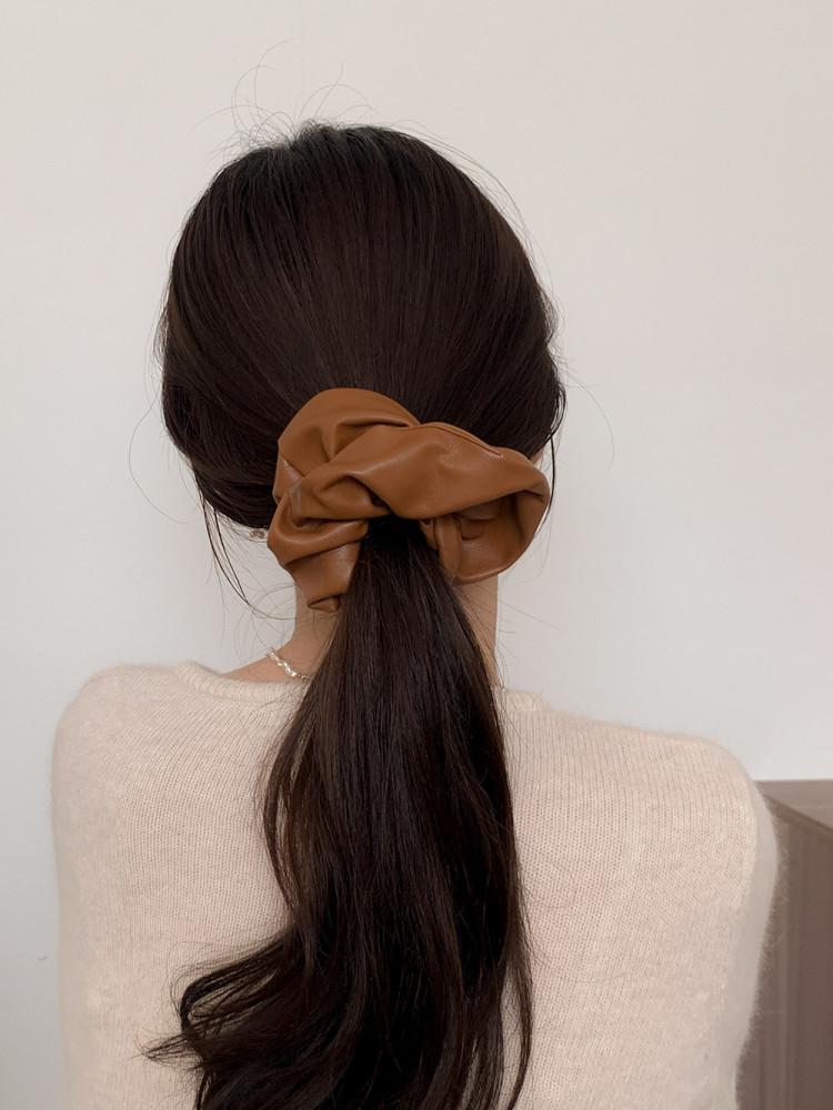 바이 레더 가죽 포인트 곱창 스크런치 (3color)