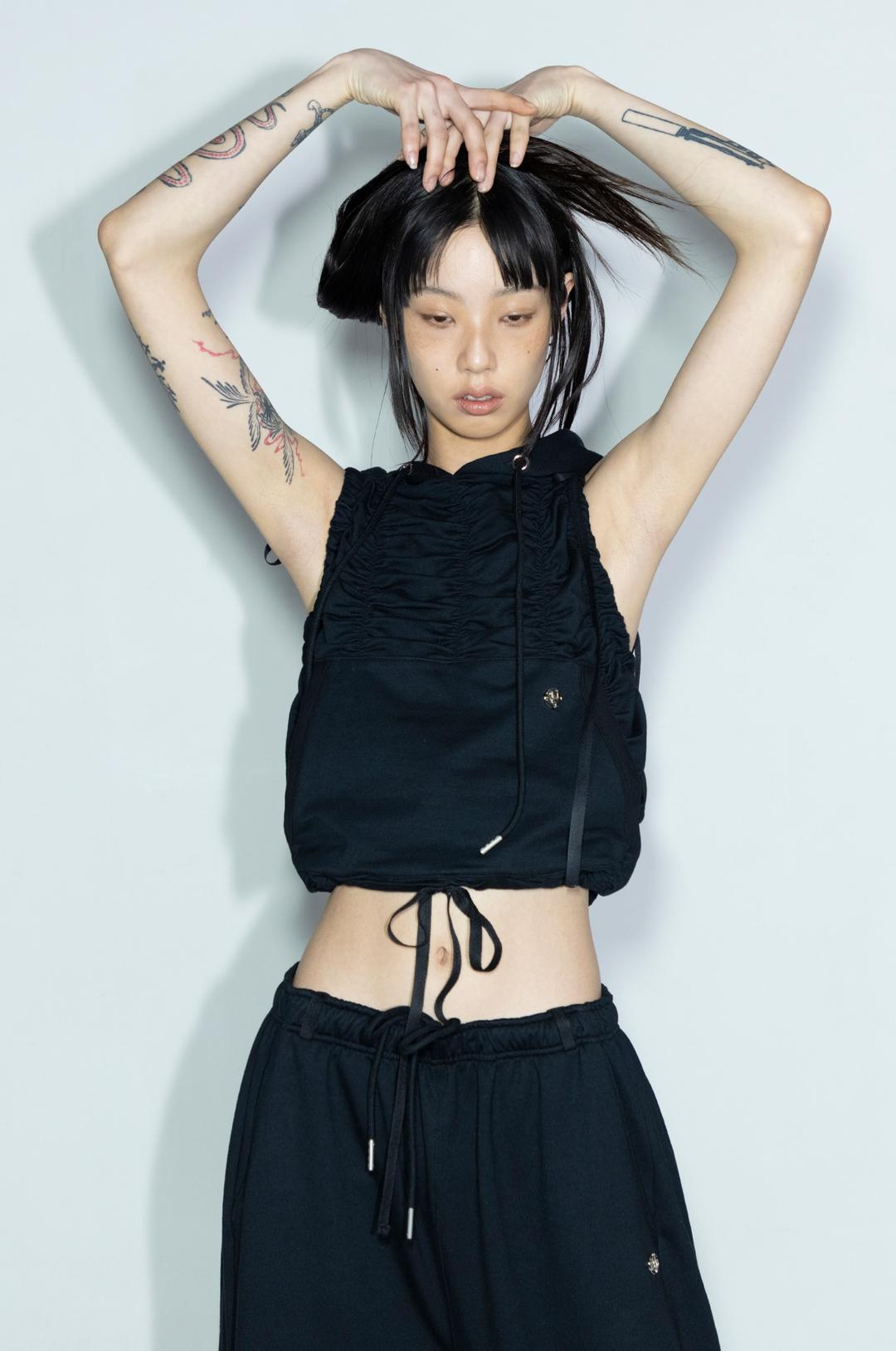 [예약배송 3/23일] G_SHIRRING HOOD SLEEVELESS / BLACK