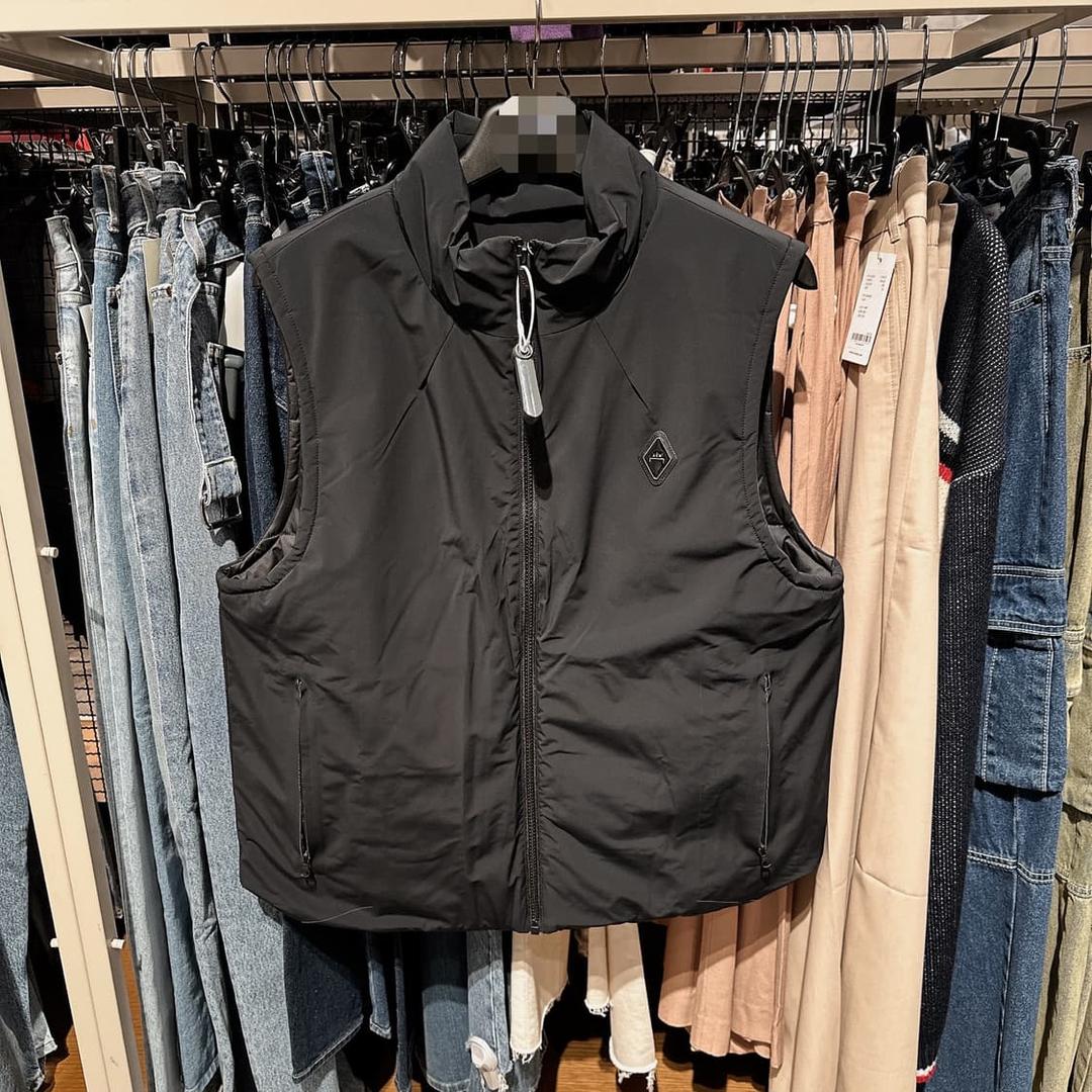 어콜드월 남성 블랙 뱃지 로고 패딩 조끼 | 후루츠패밀리