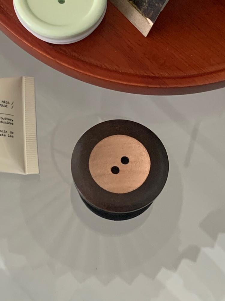 에이민아 친환경 오브제 투톤 미니멀 원목 우드 단추그립톡 SNS 심플 감성 귀여운폰거치대